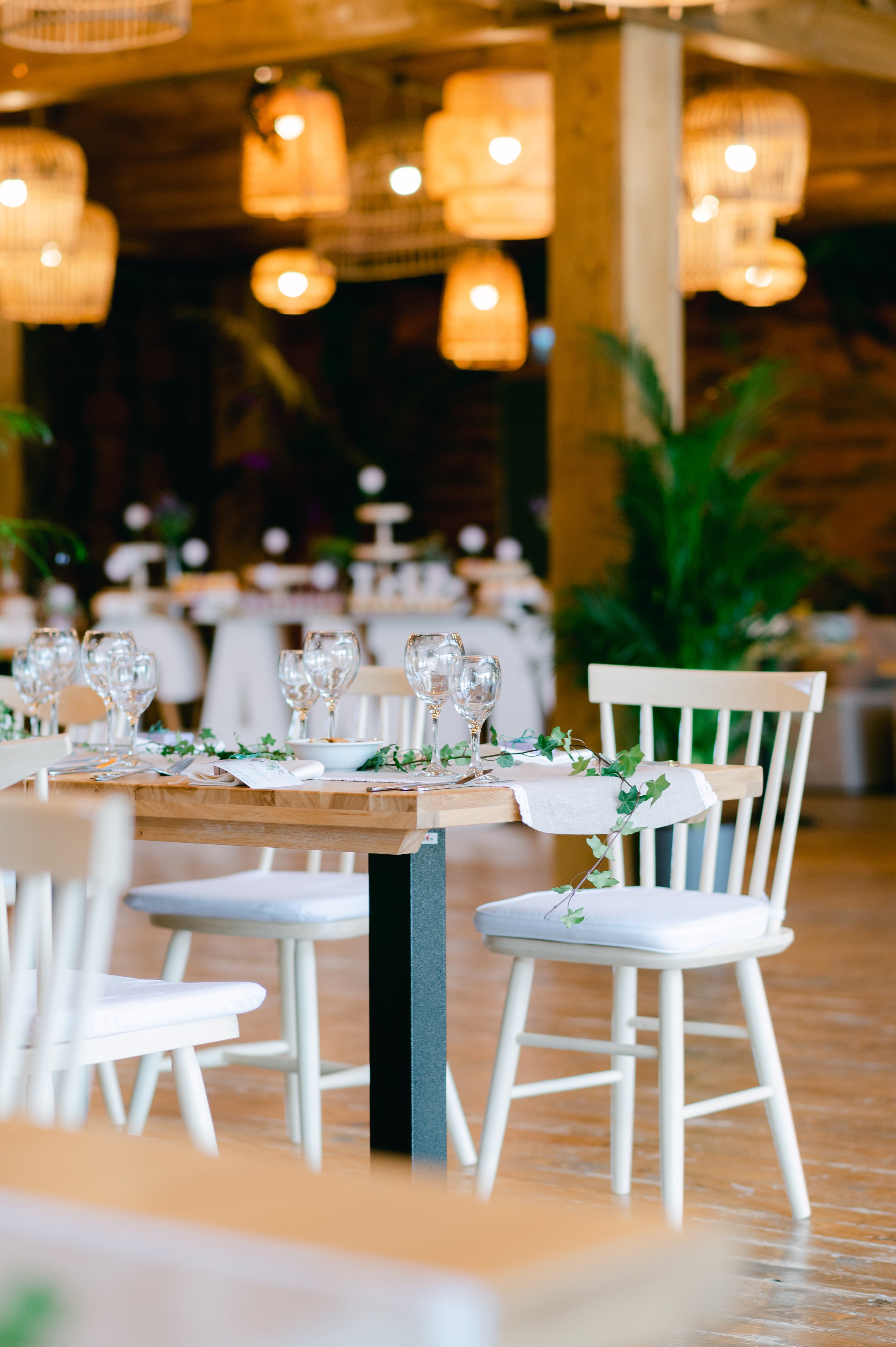 Table dressée pour un évènement avec verres à vin, ambiance conviviale